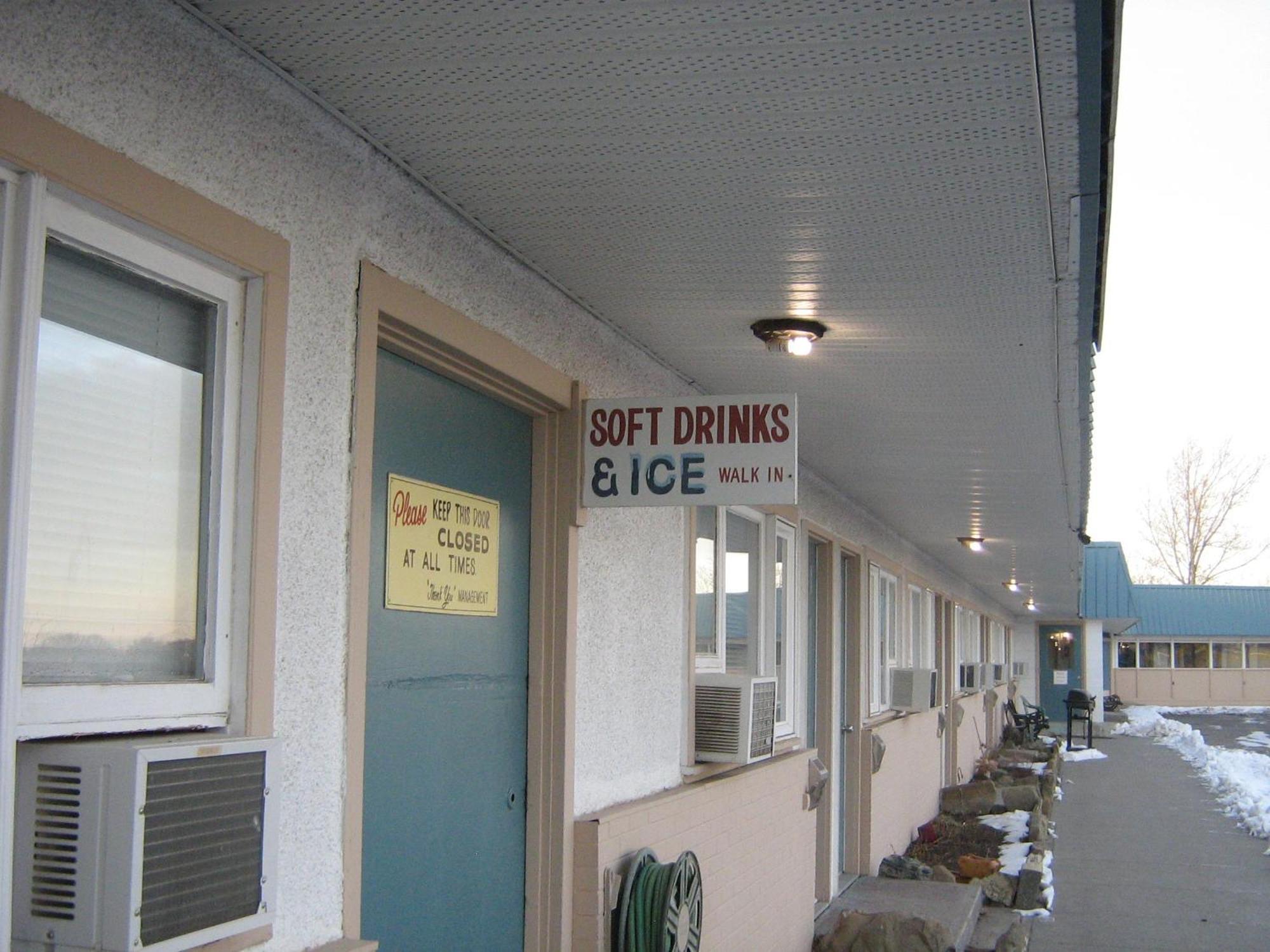 Parkway Motel & European Lodges Pincher Creek Dış mekan fotoğraf