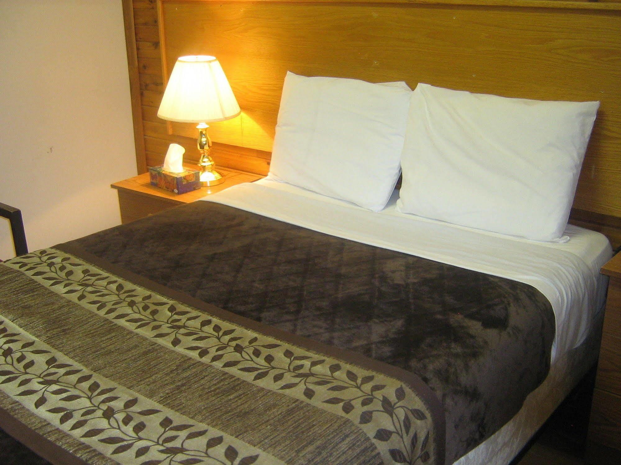 Parkway Motel & European Lodges Pincher Creek Dış mekan fotoğraf