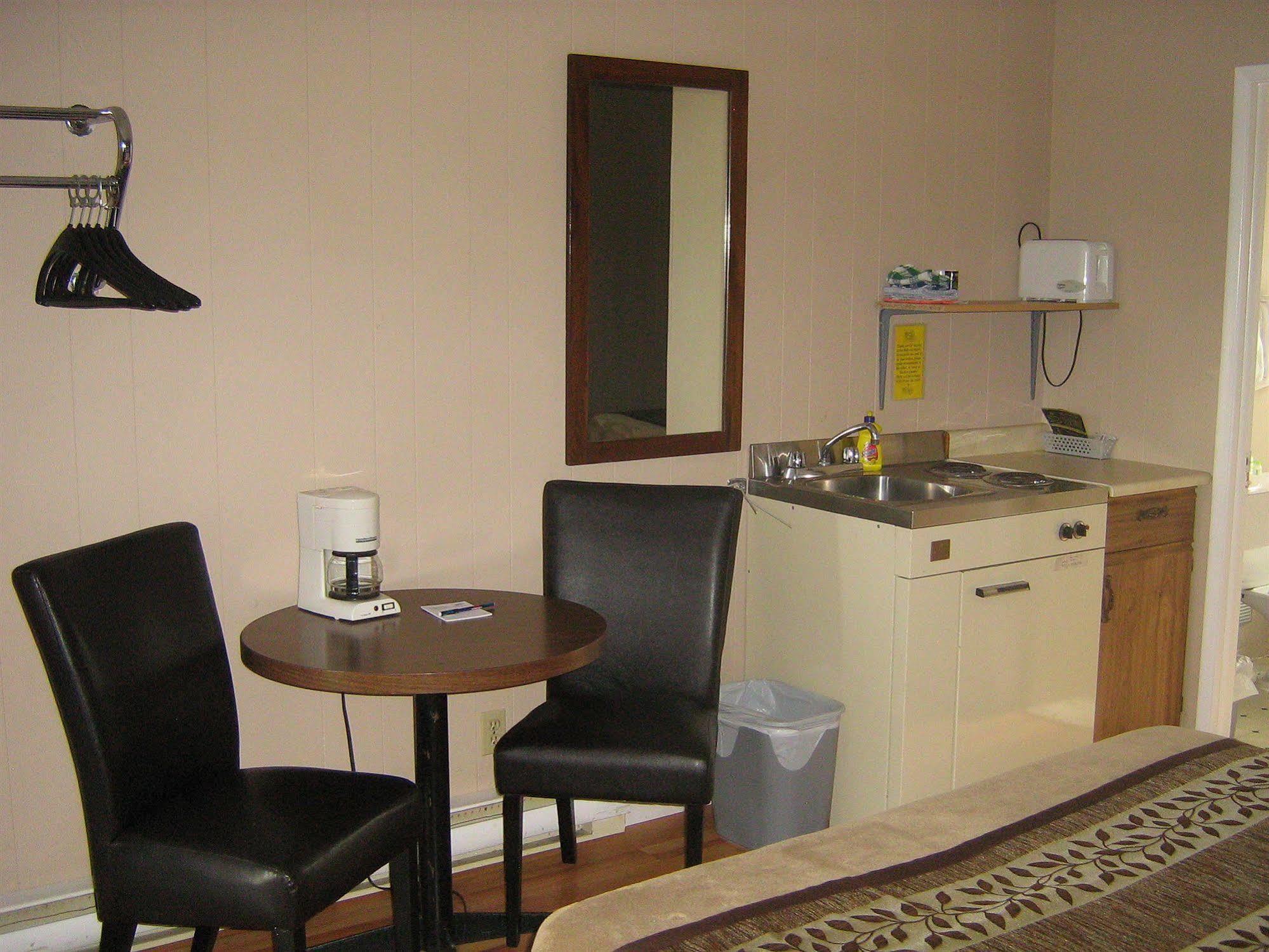 Parkway Motel & European Lodges Pincher Creek Dış mekan fotoğraf